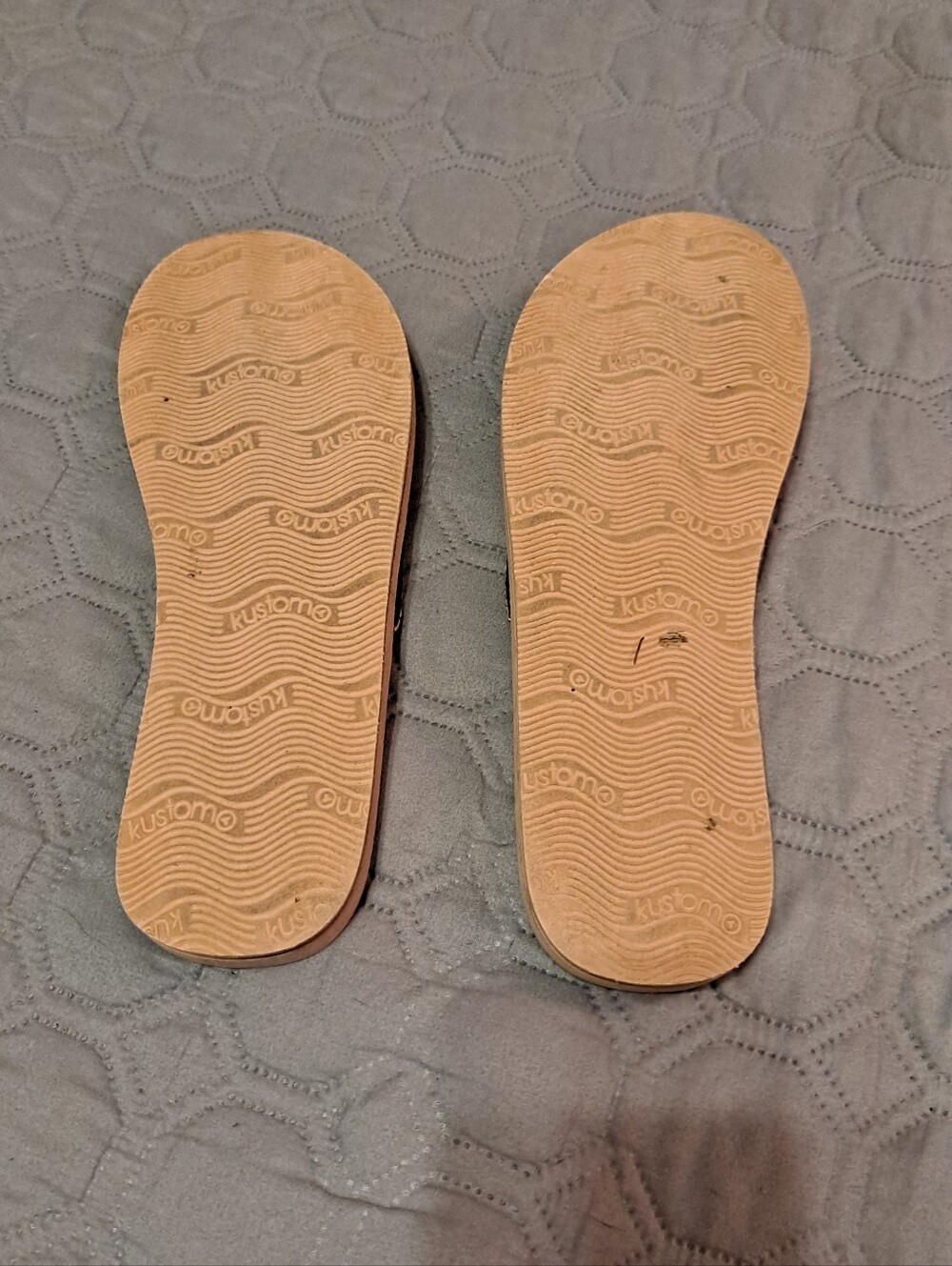 Kustom Women’s Tan Flip-Flop Sandals with Snake-Print Straps Size 9 - Picture 5 of 5
